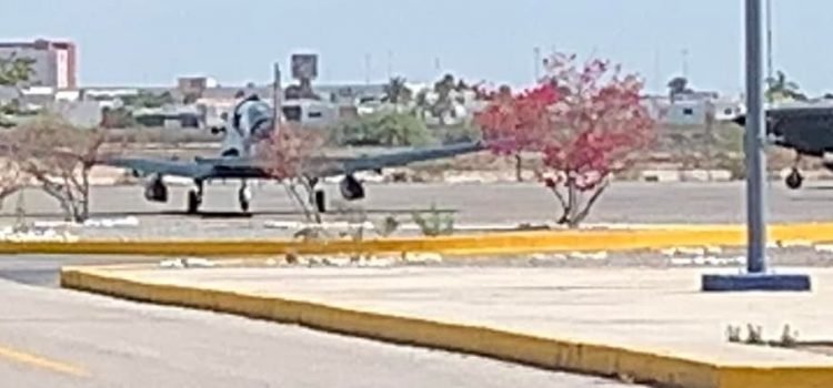 Aterrizan en Torreón aviones de combate