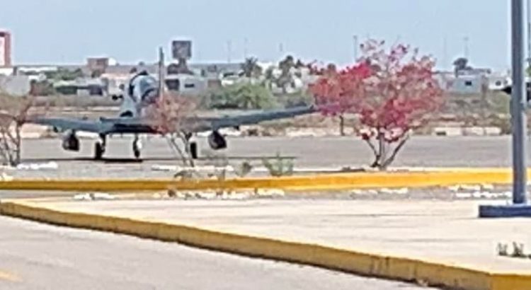 Aterrizan en Torreón aviones de combate