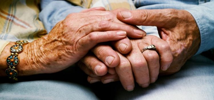 Gobierno si puede retener pensión para adultos mayores