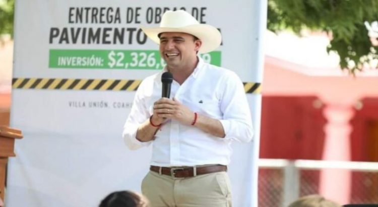 Manolo Jiménez entrega obras en interior del estado