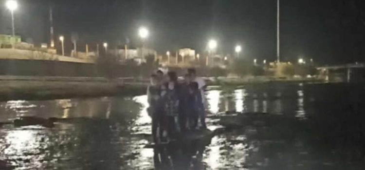 Rescatan a 10 migrantes varados a mitad del Río Bravo en Coahuila