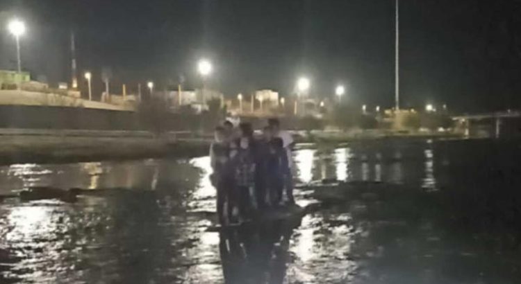 Rescatan a 10 migrantes varados a mitad del Río Bravo en Coahuila