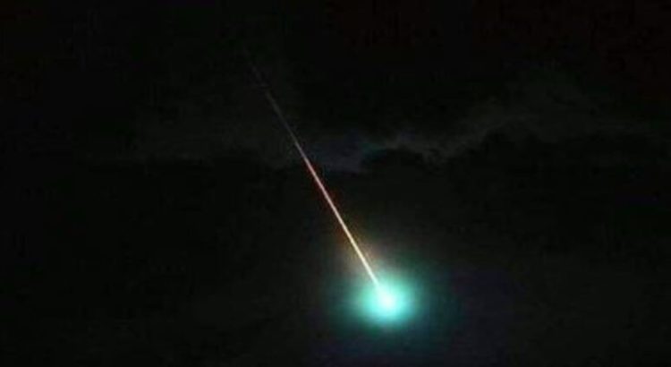 En Coahuila captan la caída de un meteoro que iluminó el cielo