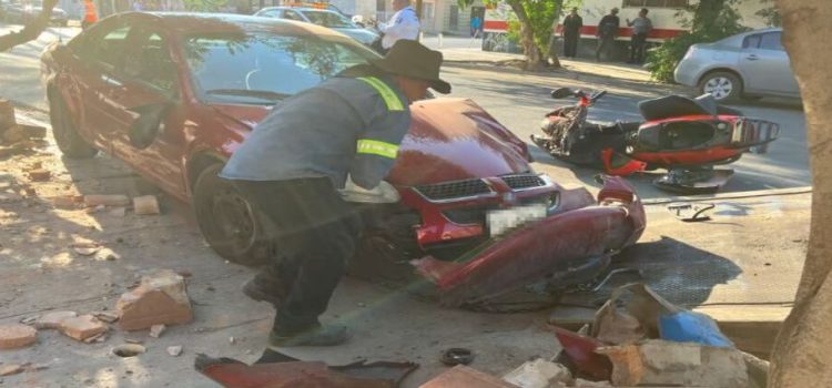 Aparatoso accidente en Centro de Torreón; dos resultan lesionados