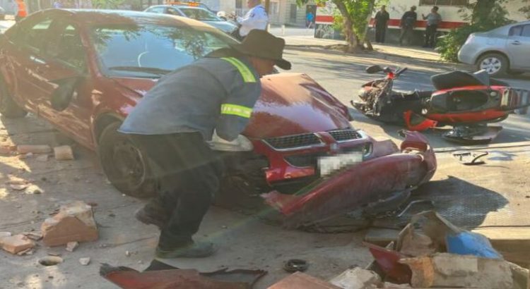 Aparatoso accidente en Centro de Torreón; dos resultan lesionados