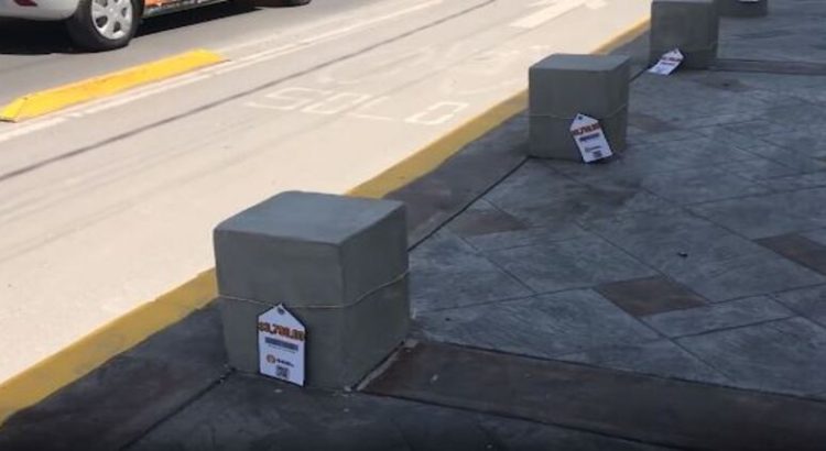 En protesta, colocan etiquetas con el precio de cada bolardo en Torreón