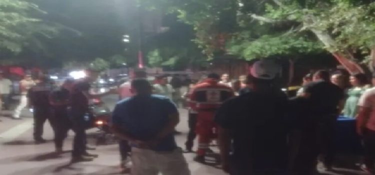 En la Plaza de Armas de Torreón, hombre es agredido por su compañero de trabajo