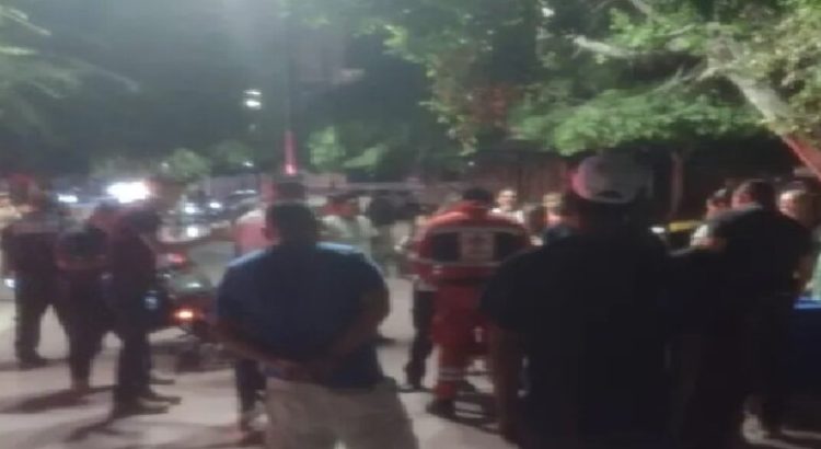 En la Plaza de Armas de Torreón, hombre es agredido por su compañero de trabajo