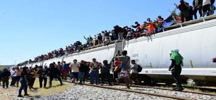 Detienen tren de carga que trasladaba cientos de migrantes