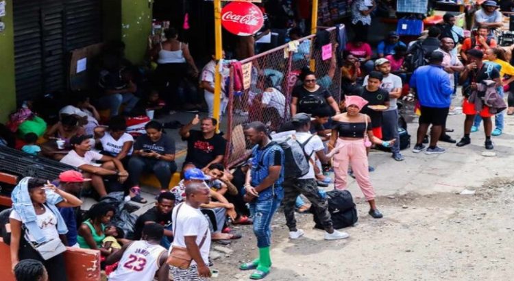 Caravana de migrantes arriba a Piedras Negras
