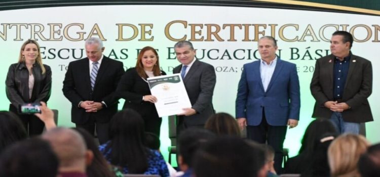 Gobernador de Coahuila entrega certificaciones 45 escuelas públicas