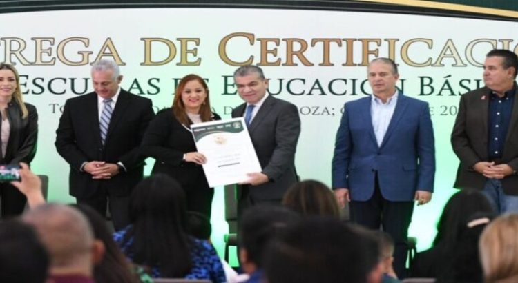 Gobernador de Coahuila entrega certificaciones 45 escuelas públicas