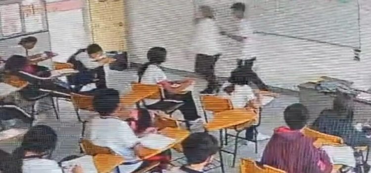 Un alumno de secundaria apuñala a maestra en clase en Coahuila