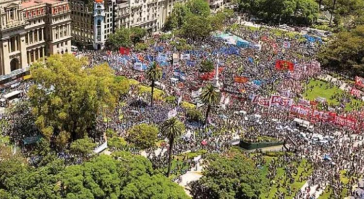 Multitudinaria protesta contra las reformas de Milei