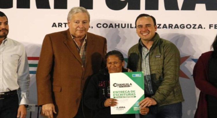 En Arteaga inician entregan escritura a miles de familias de Coahuila