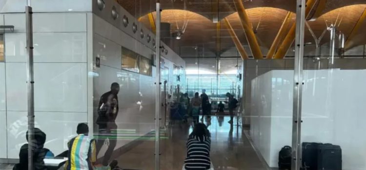 Atestado de migrantes africanos el aeropuerto de Madrid