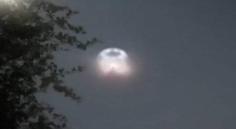 Aparece una extraña luz en cielo de Coahuila tras fuerte granizada Aparece una extraña luz en cielo de Coahuila tras fuerte granizada