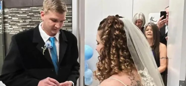 Celebraron su boda… en el baño de una gasolinera