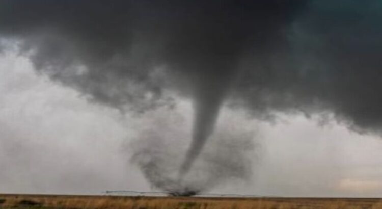 Se genera una alertan por posible tornado, caída de granizo y fuertes lluvias en Coahuila