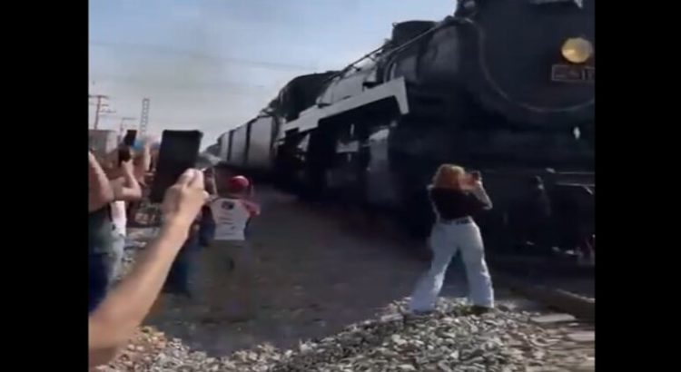 Una mujer estuvo a punto de morir arrollada por el tren en Ramos Arizpe