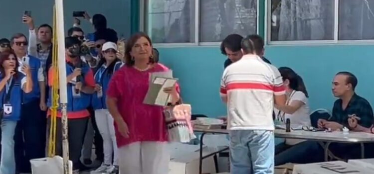 La candidata a la presidencia Xóchitl Gálvez fue a votar acompañada de sus hijos