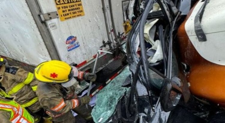 Pierden la vida cuatro mujeres en un choque con tráiler en Coahuila Pierden la vida cuatro mujeres en un choque con tráiler en Coahuila