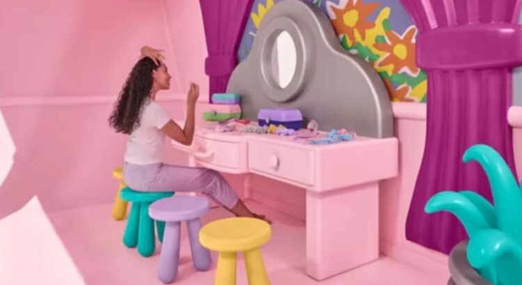 ¿Qué te parecería hospedarte en el Airbnb de Polly Pocket?