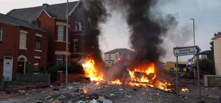 Tragedia en Southport desencadena disturbios y protestas en el Reino Unido