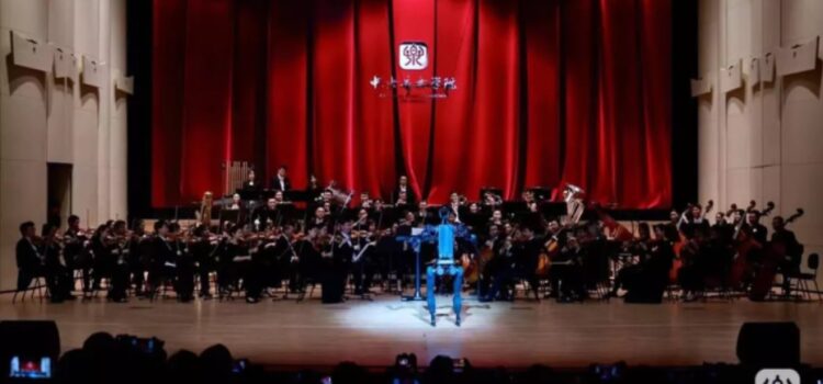 [VIDEO] Un robot actúa como director de orquesta y revoluciona la música clásica en Pekín