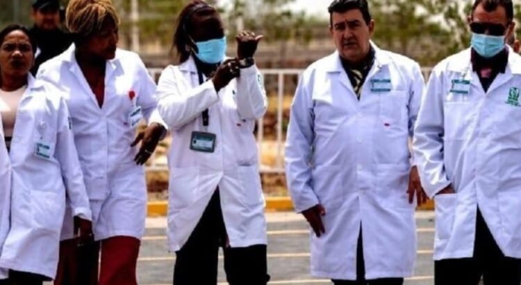 Médicos cubanos llegan a México para trabajar en hospitales del IMSS Bienestar