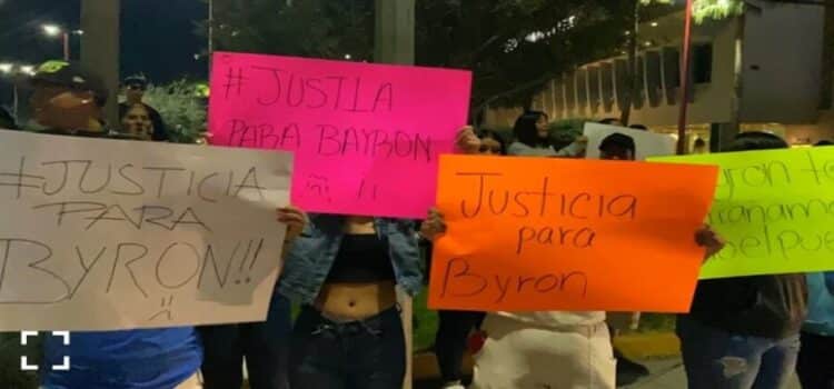 Los familiares y amigos exigen justicia por Bayron