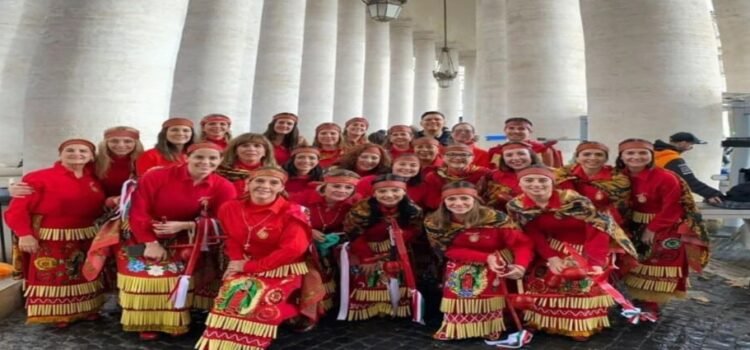 El gobernador de Coahuila visita el Vaticano, acompañado de los danzantes de La Laguna