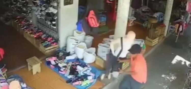 [VIDEO] Ladrón confundió maniquí con su  víctima y trató de robarle la bolsa