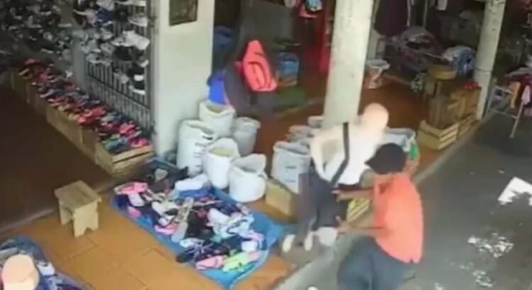 [VIDEO] Ladrón confundió maniquí con su  víctima y trató de robarle la bolsa