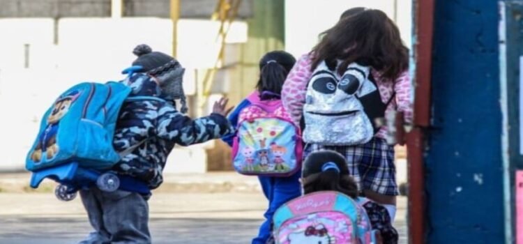Alumnos de Coahuila regresan a clases, pese a las temperaturas muy frías