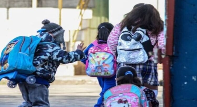 Alumnos de Coahuila regresan a clases, pese a las temperaturas muy frías