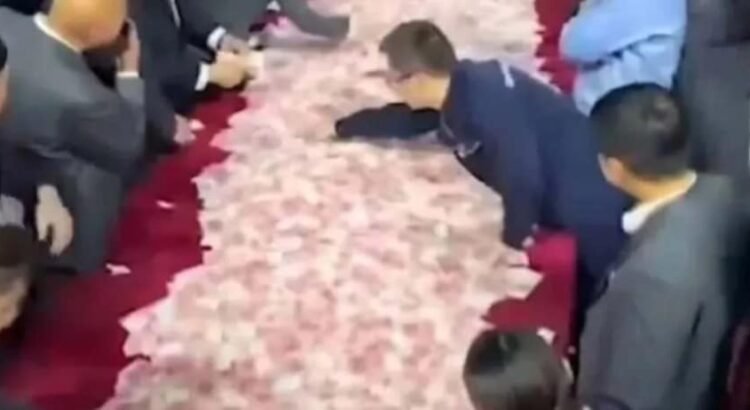 Empresa ofrece a empleados mesa llena de billetes como bono anual