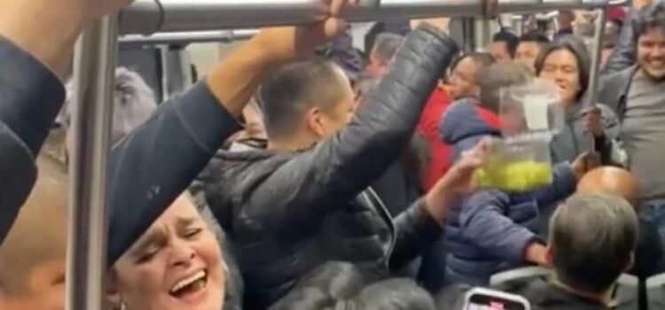 Usuarios del Metrobús celebran el Año Nuevo en medio del tráfico de hora pico