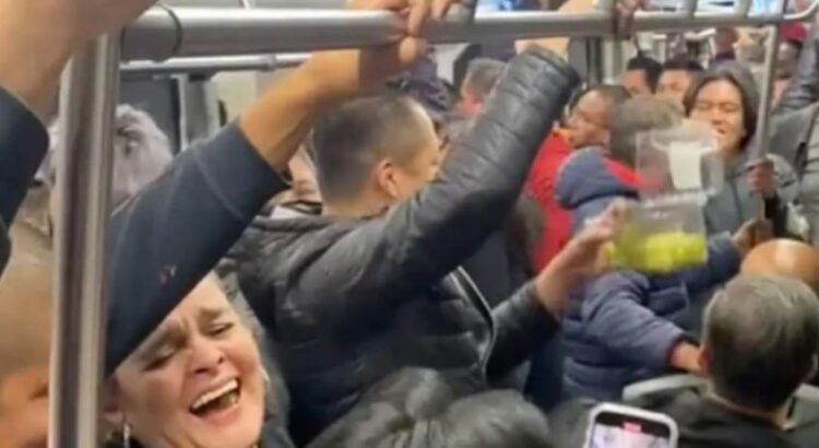 Usuarios del Metrobús celebran el Año Nuevo en medio del tráfico de hora pico Usuarios del Metrobús celebran el Año Nuevo en medio del tráfico de hora pico