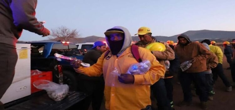 Aproximadamente 216 brigadistas combaten el incendio en El Tunal, Coahuila