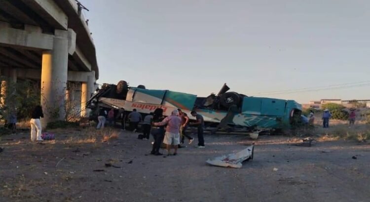 Un trágico accidente en la carretera Torreón – San Pedro deja como saldo 29 personas heridas y 2 sin vida Un trágico accidente en la carretera Torreón – San Pedro deja como saldo 29 personas heridas y 2 sin vida