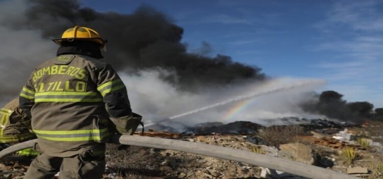 Brigadistas combaten los incendios en el estado de Coahuila