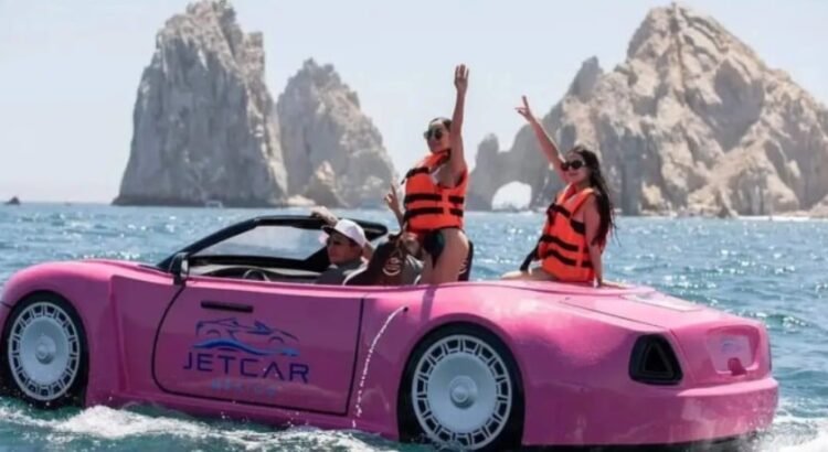 Convertible rosa surca las aguas de El Médano Convertible rosa surca las aguas de El Médano