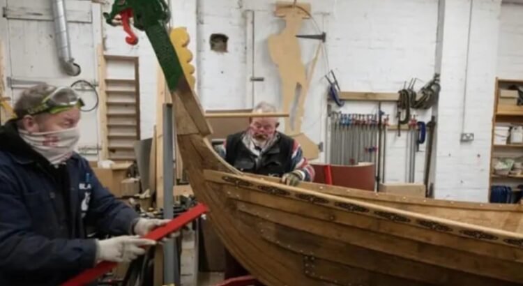 Veteranos construyen barco vikingo para mejorar su salud mental Veteranos construyen barco vikingo para mejorar su salud mental