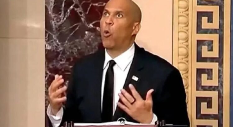 Senador se avienta discurso contra Trump… de 25 horas