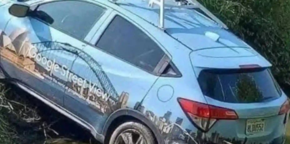 Apedrean auto de Google Maps por creer que atrae huracanes