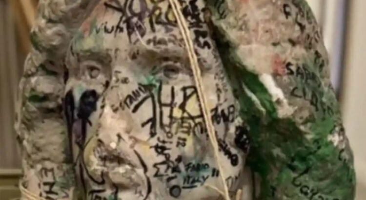 En cateo, y por casualidad hallan busto robado de la tumba de Jim Morrison