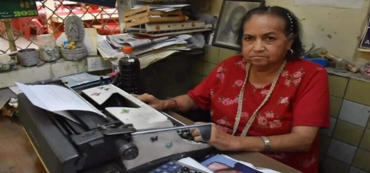 Es el último escritorio público que sobrevive en Torreón