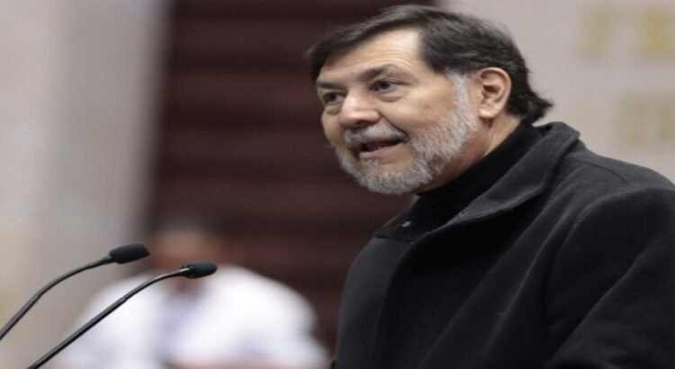 El senador Fernández Noroña arremete contra la prensa por viaje privado en Coahuila