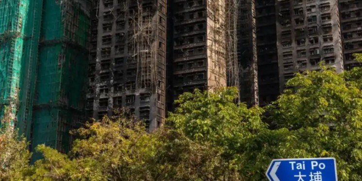 Inicia en Hong Kong tres días de duelo tras incendio en complejo residencial Inicia en Hong Kong tres días de duelo tras incendio en complejo residencial